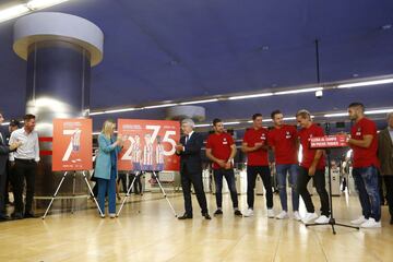 La presidenta de la Comunidad, Cristina Cifuentes, junto al presidente del Atlético de Madrid, Enrique Cerezo, y el entrenador del equipo, Diego Pablo Simeone y varios jugadores de la plantilla rojiblanca ,durante el acto de promoción del uso del metro para el acceso al estadio Wanda Metropolitano del Atletico de Madrid. 