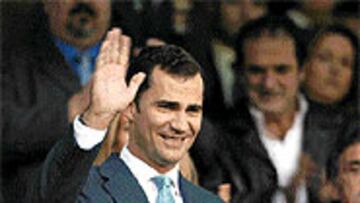 <B>DIJO QUE SÍ.</b> El Príncipe de Asturias nunca ha
escondido sus sentimientos rojiblancos y presidirá el Centenario del Atlético de Madrid.