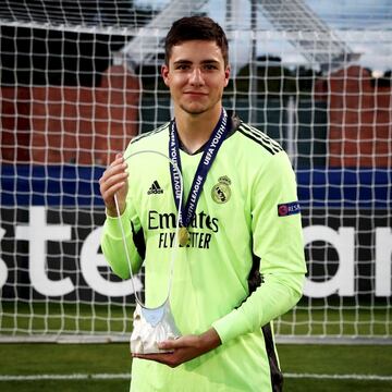 El hijo del conocido Santi Cañizares viaja con el Real Madrid a Estados Unidos para la pretemporada junto a Luis López, Lunin y Courtois. Cubrir la portería es una responsabilidad muy grande y el equipo blanco, en esta posición, va bien servido. Pero Lucas Cañizares es un guardameta de envergadura que transmite mucha seguridad al resto de sus compañeros bajo palos. Resuelve bien las situaciones de uno contra uno y muestra mucha autoridad en el juego aéreo, además de aportar confianza y trabajo al equipo. Ha deslumbrado en el Juvenil A la temporada 20/21 y durante esta última campaña ya forma parte del Real Madrid Castilla. Es una gran oportunidad para el hijo de “Cañete” para demostrar que en un futuro, puede servir de mucha utilidad para el Real Madrid.