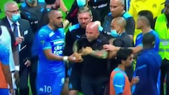 El momento en el que más de cinco sujetan a Sampaoli para que no pegue a un ex del Barça