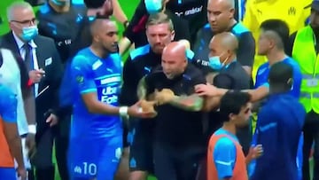 El momento en el que más de cinco sujetan a Sampaoli para que no pegue a un ex del Barça