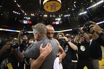 El 24 de abril de 2018 Ginóbili disputó su último partido como jugador de los San Antonio Spurs. Fue ante los Golden State Warriors en el ORACLE Arena de Oakland. En la foto se abraza con su entrenador Steve Kerr. 