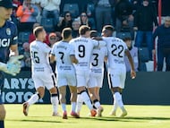 El Ceuta festeja su gol al Burgos.