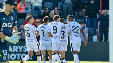 El Ceuta festeja su gol al Burgos.