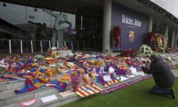 Multitudinaria despedida a Johan Cruyff en el Camp Nou. Muchos aficionados al fútbol se acercaron al estadio para mostrar sus respetos al mítico jugador holandés.