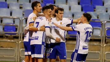 Los jugadores del Zaragoza celebran el gol de Narv&aacute;ez.
