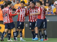 AME2466. SAN NICOLÁS DE LOS GARZA (MÉXICO), 11/04/2026.- Jugadores de Guadalajara celebran un gol este sábado, en un partido de la Liga MX entre Tigres y Guadalajara en el Estadio Universitario de la ciudad de San Nicolás de los Garza (México). EFE/ Miguel Sierra