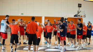 El entrenador de la selección española de baloncesto, Sergio Scariolo (c), durante el primer entrenamiento del preolimpico este lunes, en el Training Center en Fuengirola (Málaga).