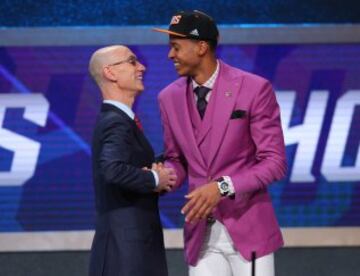 Skal Labissiere, seleccionado por Sacramento Kings, vía Phoenix Suns, saluda a Adam Silver.