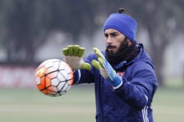 El capitán Johnny Herrera es inamovible en el arco azul.