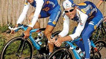 <b>ENTRANDO EN CALOR. </B/>Los ciclistas saltaron ayer a las carreteras valencianas para entrenarse. Así lo hacen en la imagen García Acosta (izquierda) e Iván Gutiérrez.