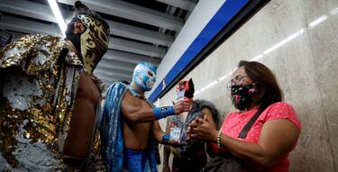Luchadores en el Metro de Ciudad de México