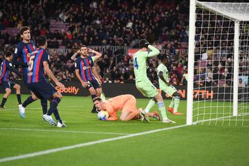 El portero del Barcelona Ter Stegen detiene la ocasión del jugador del Getafe, Juanmi Latasa. 