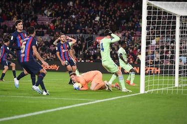 El portero del Barcelona Ter Stegen detiene la ocasión del jugador del Getafe, Juanmi Latasa. 