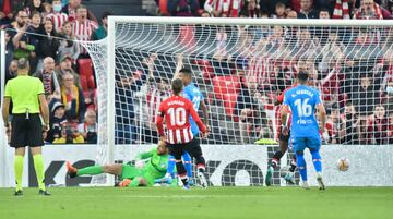 1-0. Mario Hermoso marca en propia puerta el primer gol del Athletic club. En la imagen, Jan Oblak.