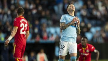 El delantero Santi Mina se lamenta durante el partido entre el Celta y el Getafe disputado en Bala&iacute;dos.