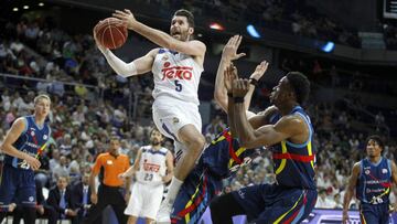 Rudy Fernández trata de anotar ante la defensa Thanasis Antetokounmpo.