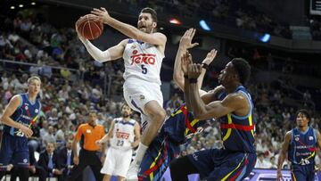 Rudy Fern&aacute;ndez trata de anotar ante la defensa Thanasis Antetokounmpo.