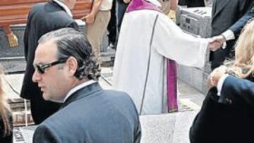 El sacerdote Martín Patino, que en la imagen estrecha la mano de Manuel de Polanco, fue el encargado de hacer el responso en el entierro del presidente del Grupo PRISA.