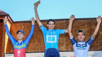 &Oacute;scar Sevilla posa en el podio como ganador de la Vuelta Ciclista a Chil&oacute;e.