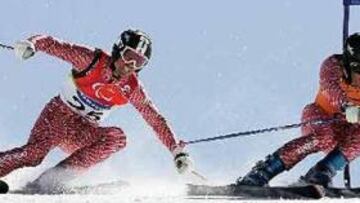 <b>JUEGOS PARALÍMPICOS. </b>Eric Villalón con su guía en Sestriere.