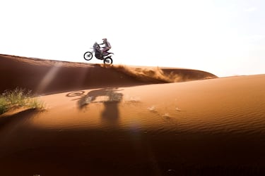 El Rally Dakar 2024 se disputa una vez más en Arabia Saudí, país que mantiene una de las características más reconocibles del raid: los grandes espacios con dunas y arena a los que se deben enfrentar los pilotos. En la imagen, Tommaso transita con su moto en la segunda etapa entre las localizaciones de Al Henakiyah y Al Duwadimi.