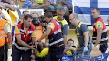 Cédric Bakambu es retirado tras lesionarse en el partido ante el Athletic