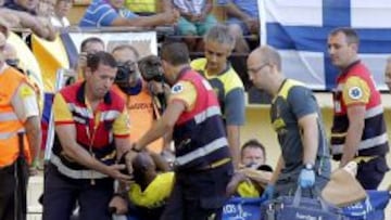 C&eacute;dric Bakambu es retirado tras lesionarse en el partido ante el Athletic