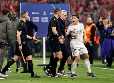 Arda Güler se encara y pide explicaciones al árbitro, Slavko Vincic, tras finalizaar el partido.