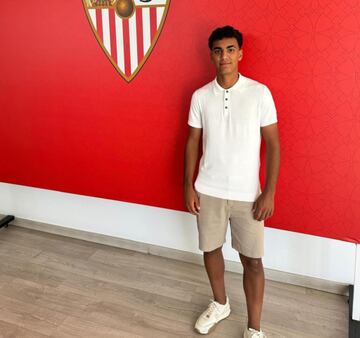 Carlos dos Santos, en las oficinas del Sevilla para firmar su nuevo contrato.