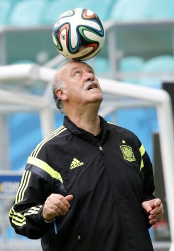 El entrenador de la selección española Vicente del Bosque controla un balón durante un entrenamiento, en Salvador de Bahía (Brasil). 