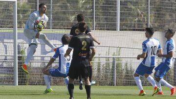 Roberto detiene un balón.
