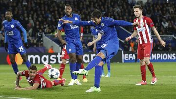 Leonardo Ulloa remata a porter&iacute;a durante el encuentro de cuartos de final de la Champions League entre el Leicester City y el Atl&eacute;tico de Madrid.
