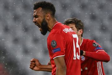 1-2. Eric Maxim Choupo-Moting celebró el primer gol.