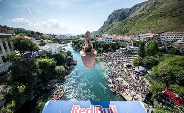 Gary Hunt desde la plataforma del puente Stari Most.