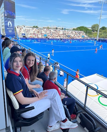 La Princesa Leonor y la Infanta Sofía viendo a la selección española femenina de hockey en el partido ante Reino Unido. 