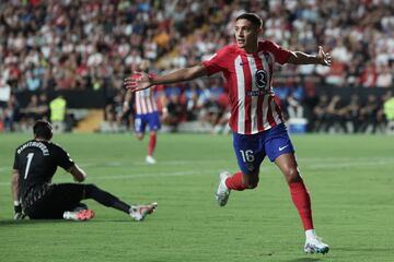 0-3. Nahuel Molina celebra el tercer gol que anota en el minuto 35 de partido.