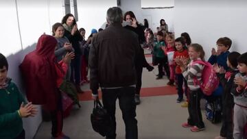 El homenaje de un colegio a su maestro tras 32 años dedicados a la enseñanza.