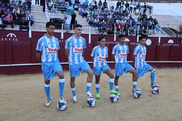 La camiseta es un homenaje al Málaga del mítico Juanito y está inspirada en la de la temporada 1988-89, en la que el de Fuengirola jugó.