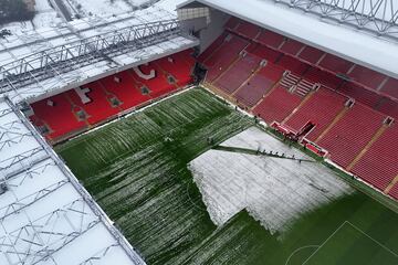 Anfield cubierto de nieve antes del partido de la Premier League entre el Liverpool FC y el Manchester United.