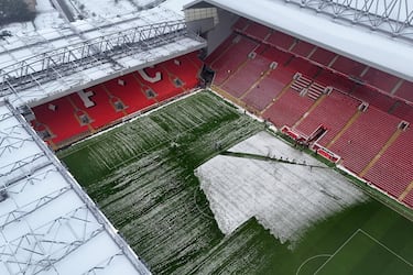 Anfield cubierto de nieve antes del partido de la Premier League entre el Liverpool FC y el Manchester United.