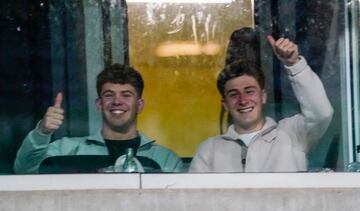 Alfonso Liaño y Pablo Torre, viendo el Racing-Huesca desde un palco en El Sardinero.