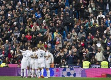 Los jugadores del Real Madrid celebran el gol 5-0 de Benzema 