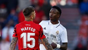 Soccer Football - LaLiga - RCD Mallorca v Real Madrid - Visit Mallorca Stadium, Palma, Mallorca, Spain - February 5, 2023 Real Madrid's Vinicius Junior remonstrates with RCD Mallorca's Pablo Maffeo REUTERS/Juan Medina