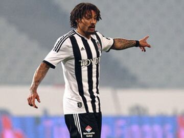 El 30 de enero de 2014, Jones fue fichado por el Beşiktaş JK de la Superliga de Turquía por 6 meses con opción a compra.