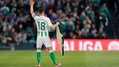 SEVILLA, 21/01/2024.- El jugador del Betis Andrés Guardado durante el homenaje que ha recibido con motivo de su marcha del club, antes del inicio del partido de la jornada 21 de la Liga EA Sports que se disputa este domingo en el estadio Benito Villamarín de Sevilla. EFE/ José Manuel Vidal
