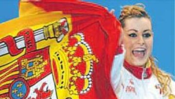 <b>EXULTANTE. </b>La berciana Lidia Valentín celebra sus dos medallas.