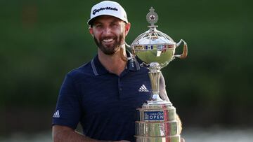 Dustin Johnson posa con el título de campeón del RBC Canadian Open en el Glen Abbey Golf Club de Oakville, Canada.
