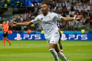 67 minutos, eso es lo que ha tardado Kylian Mbappé en marcar su primer gol como jugador del Real Madrid. Lo intentó primero Vinicius, pero no lo logró por poco. Lo buscó después Bellingham, que sí llegó a conectar con el francés, que recibió del inglés, amagó al rival y clavó un disparo a la mismísima escuadra. Qué forma de estrenarse.