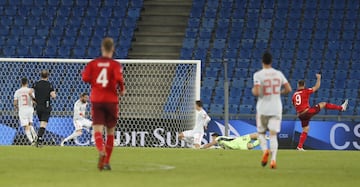 Sergio Ramos salvó debajo de la porteria el tiro de Haris Seferovic.